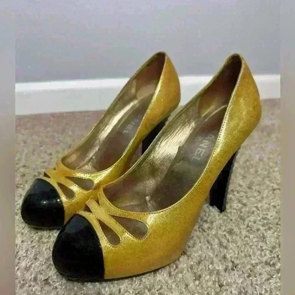 CHANEL Two-Tone Yellow and Black Heels - Picture 2 of 15